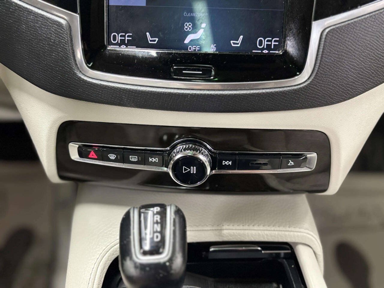 Used 2018 Volvo XC90 T5 Momentum w/ Convenience Package FWD image 32