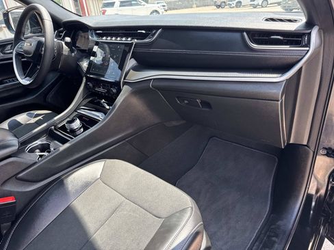 Used 2025 Jeep Grand Cherokee Altitude RWD image 12