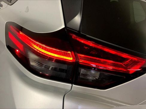 Used 2025 Nissan Rogue SV image 27