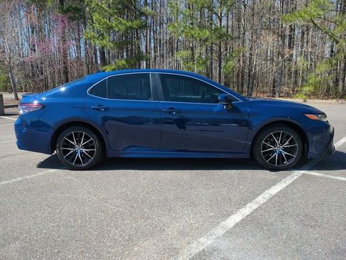 Used 2024 Toyota Camry SE image 3