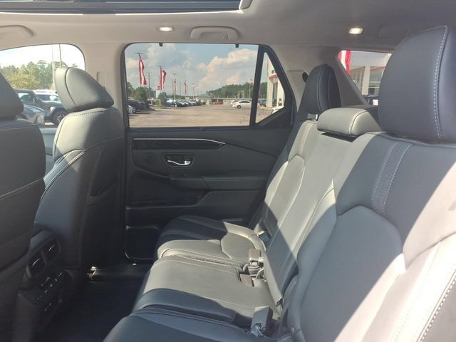 Used 2025 Honda Pilot Touring image 7