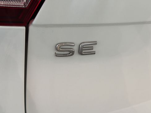 Certified 2024 Volkswagen Tiguan SE FWD image 30