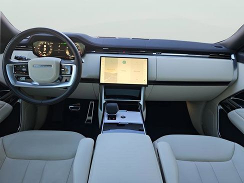 Certified 2025 Land Rover Range Rover SE image 10