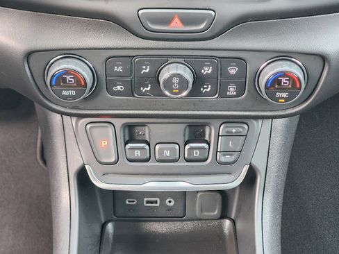 Used 2019 GMC Terrain SLE w/ Driver Convenience Package image 16