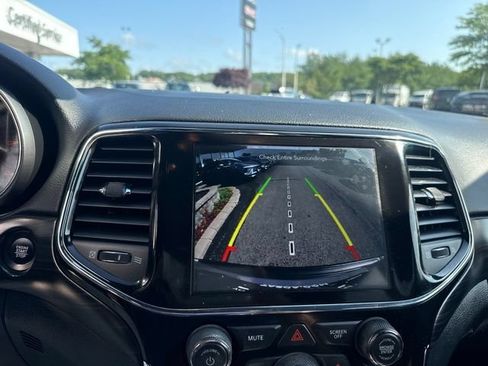 Used 2022 Jeep Grand Cherokee Laredo X AWD/4WD image 17