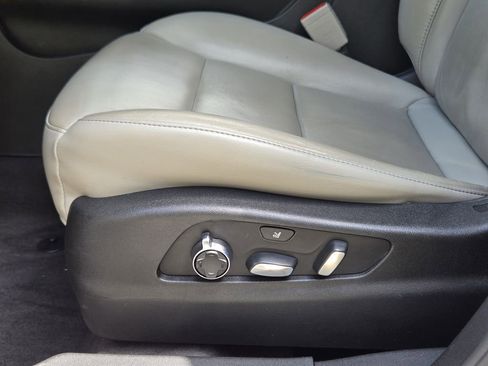 Used 2021 Cadillac XT4 Premium Luxury FWD image 32