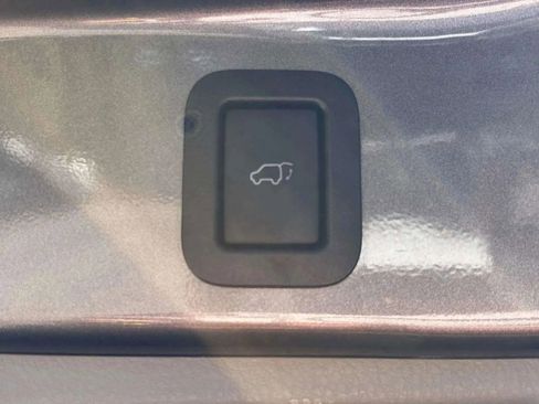 Used 2017 Toyota Highlander XLE image 17