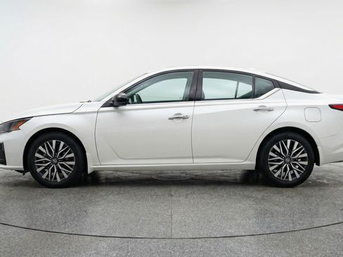 Used 2025 Nissan Altima 2.5 SV FWD image 5