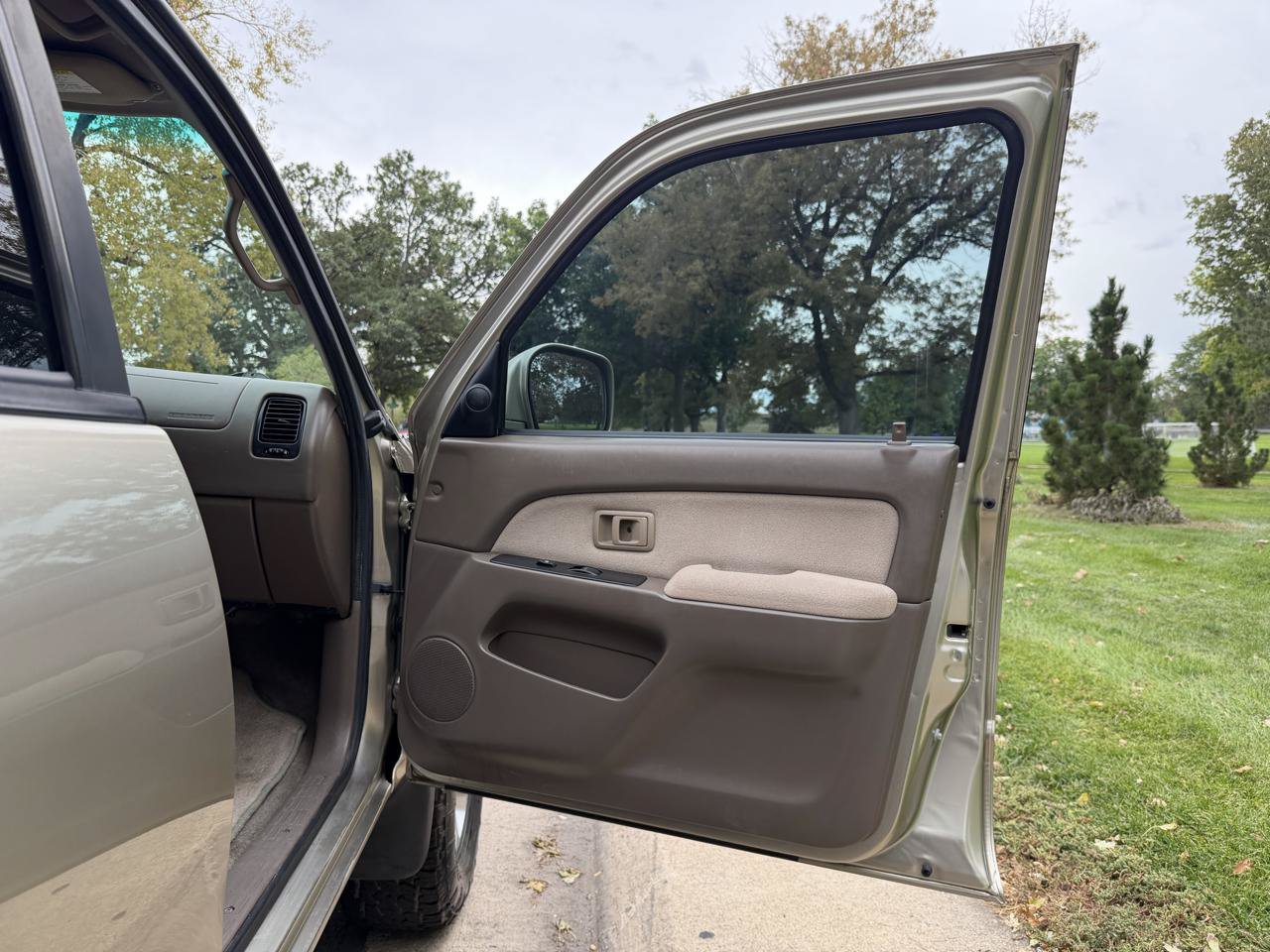 Used 2001 Toyota 4Runner SR5 AWD/4WD image 16