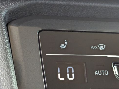 Used 2022 Volkswagen Tiguan SE image 21