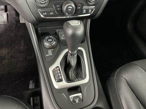 Used 2018 Jeep Cherokee Latitude Plus w/ Cold Weather Group AWD/4WD image 18