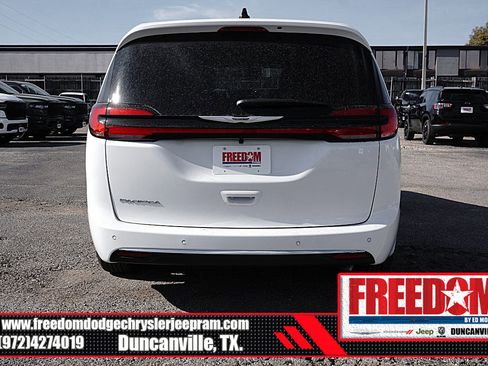 New 2026 Chrysler Pacifica Select image 4