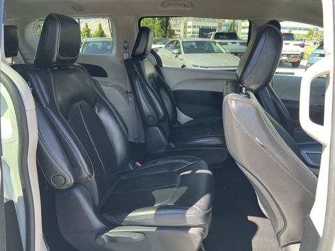 Used 2022 Chrysler Pacifica Touring-L FWD image 24