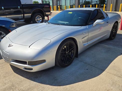 Used 2000 Chevrolet Corvette Coupe w/ Roof Pkg image 2