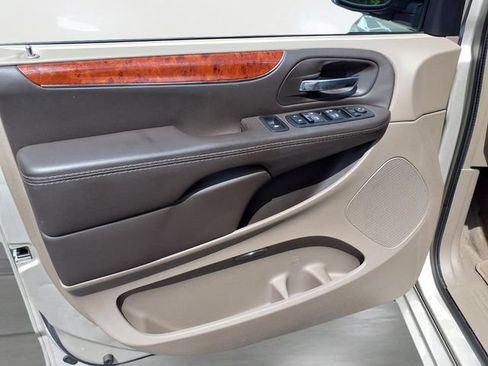 Used 2015 Chrysler Town & Country Touring-L FWD image 12