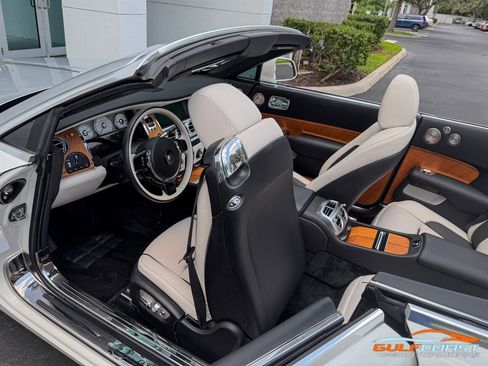 Used 2017 Rolls-Royce Dawn RWD image 27