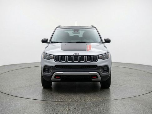 Used 2025 Jeep Compass Trailhawk AWD/4WD image 2