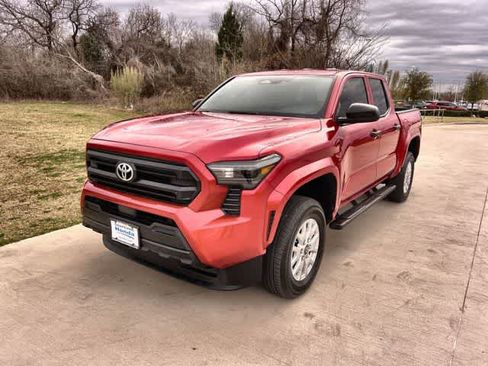 Used 2025 Toyota Tacoma SR image 2