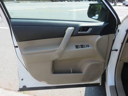 Used 2013 Toyota Highlander SE AWD/4WD image 26