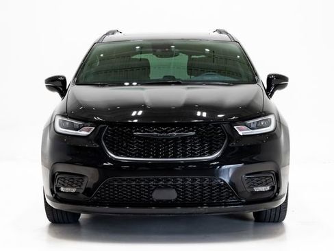 Used 2025 Chrysler Pacifica Limited image 4