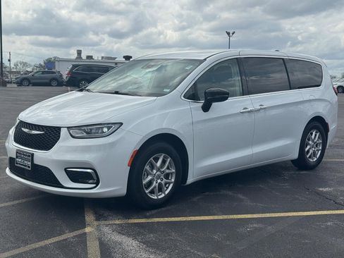 Used 2024 Chrysler Pacifica Touring-L image 11