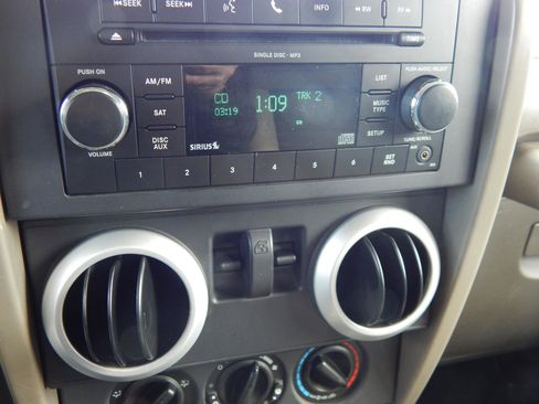 Used 2010 Jeep Wrangler Sahara image 21