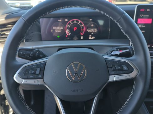 Certified 2025 Volkswagen Tiguan SE image 9