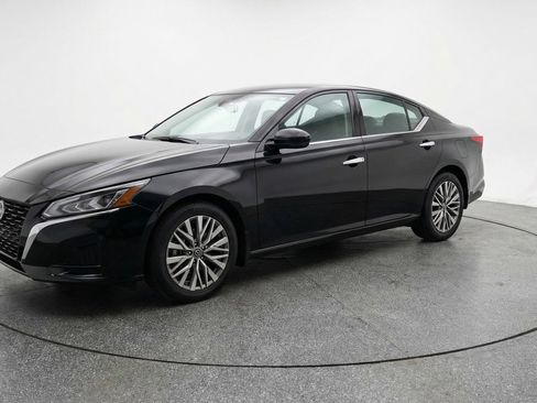 Used 2025 Nissan Altima 2.5 SV FWD image 3