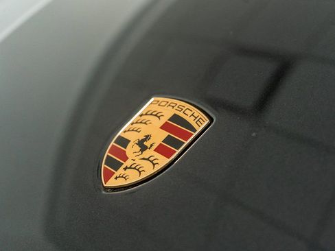 Certified 2025 Porsche Macan AWD/4WD image 10