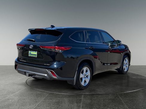 Used 2021 Toyota Highlander LE AWD/4WD image 9