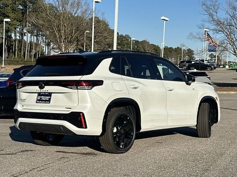 New 2026 Volkswagen Tiguan SE R-Line image 5