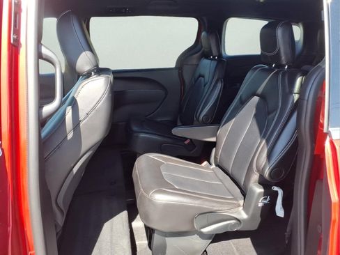 Used 2025 Chrysler Pacifica Select FWD image 13