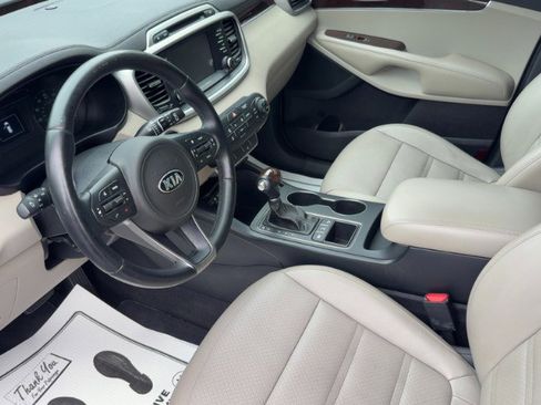 Used 2017 Kia Sorento AWD w/ LX Convenience Package image 9