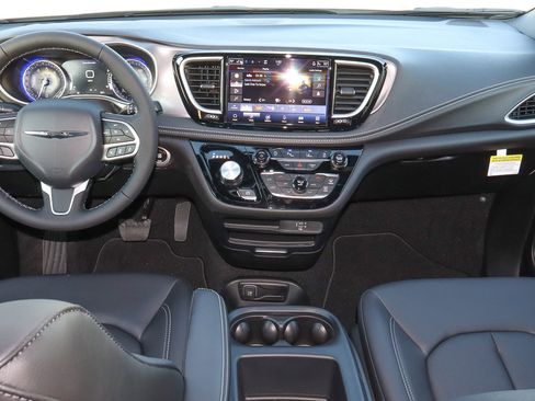 New 2026 Chrysler Pacifica Select image 22