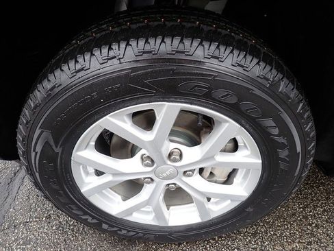 Used 2023 Jeep Grand Cherokee Limited image 11