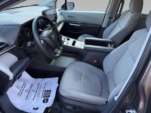 Used 2024 Toyota Sienna LE AWD/4WD image 11
