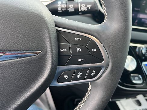 Used 2025 Chrysler Pacifica Select image 12