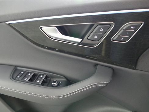 Certified 2025 Audi Q7 2.0T Premium Plus image 11