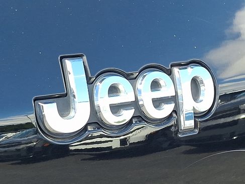 Used 2023 Jeep Grand Cherokee L Limited w/ Luxury Tech Group II AWD/4WD image 28