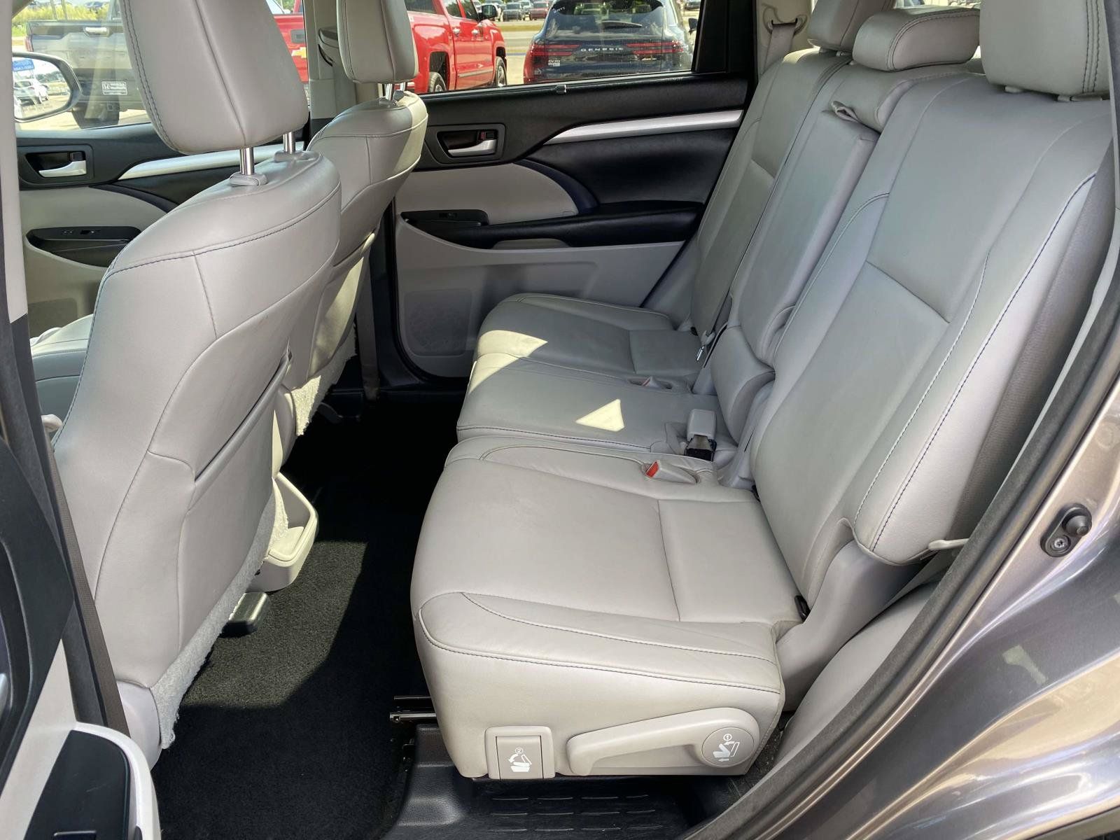 Used 2017 Toyota Highlander XLE FWD image 10