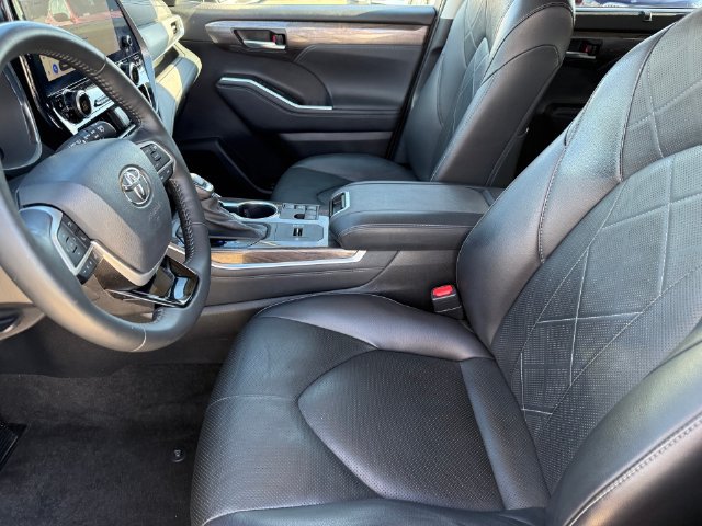 Used 2023 Toyota Highlander Platinum FWD image 13
