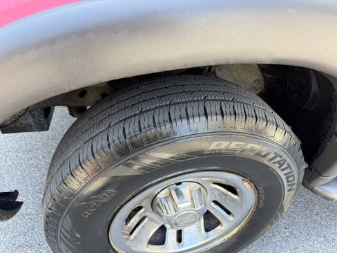 Used 2000 Ford Explorer XLS AWD/4WD image 9