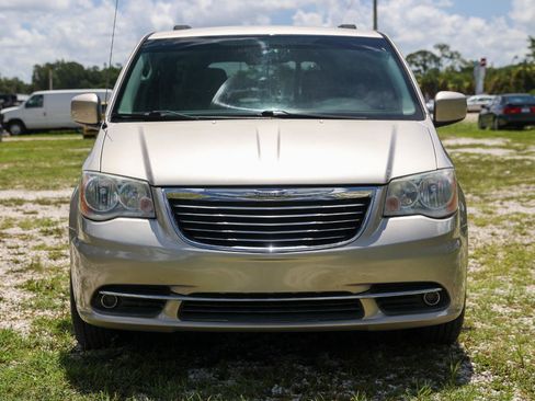 Used 2013 Chrysler Town & Country Touring FWD image 17