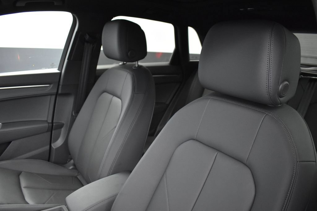 Used 2025 Audi Q3 2.0T Premium w/ Convenience Package AWD/4WD image 9