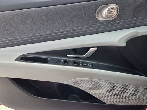 Used 2025 Hyundai Elantra Limited FWD image 21