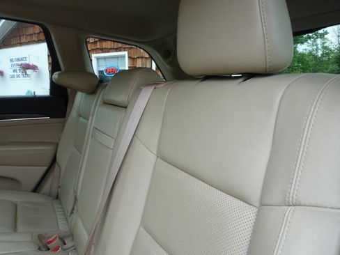 Used 2017 Jeep Grand Cherokee Limited w/ Luxury Group II AWD/4WD image 28