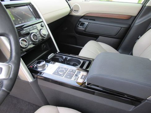 Used 2018 Land Rover Discovery HSE AWD/4WD image 17