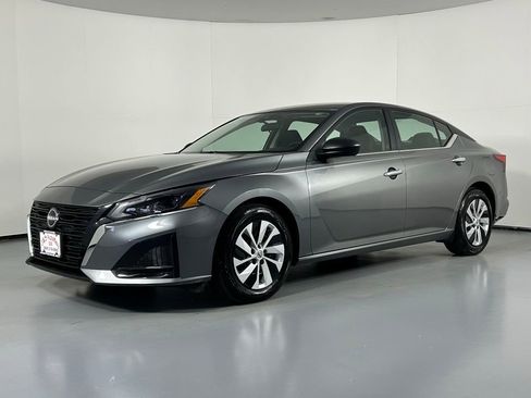 Used 2024 Nissan Altima 2.5 S image 3