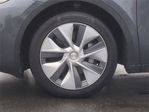 Used 2023 Tesla Model Y Long Range image 17