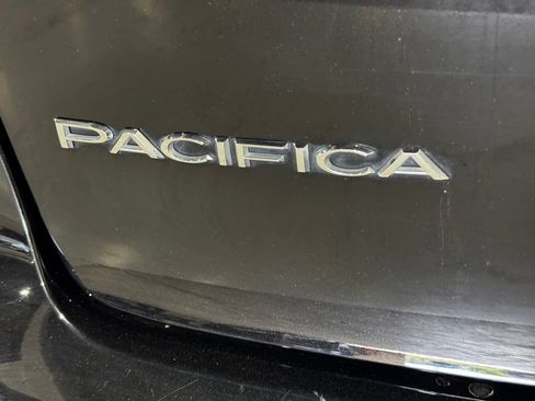 Used 2024 Chrysler Pacifica Limited FWD image 33